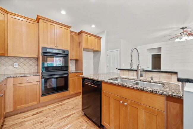 Foto del edificio - 521 Wooded Mountain Trail