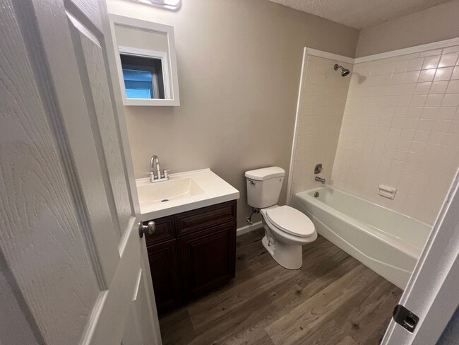 Building Photo - 2 Bedroom 1 Bathroom Apartment!