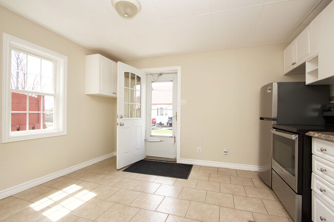 Building Photo - 356 Ritson Rd S