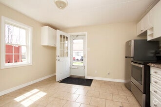 Building Photo - 356 Ritson Rd S