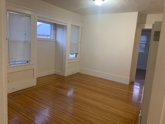 Living room - 1608 Harmon St