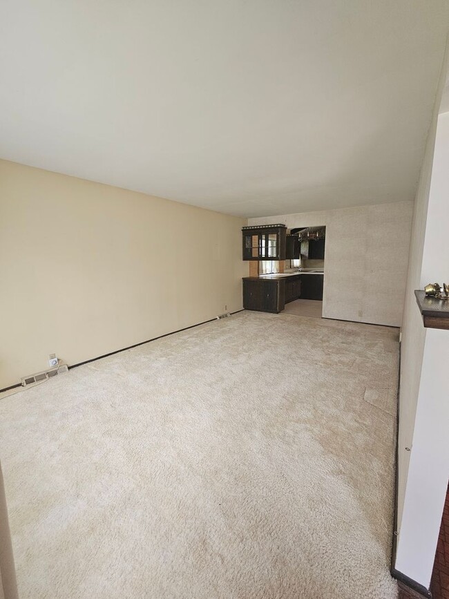 Building Photo - 3 Bedroom Single Family