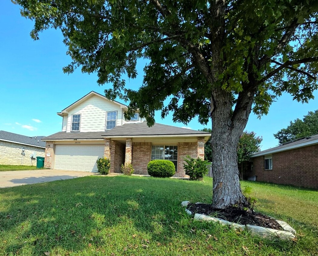 Primary Photo - SPACIOUS 2 STORY HOUSE / SPACIOUS YARD / C...