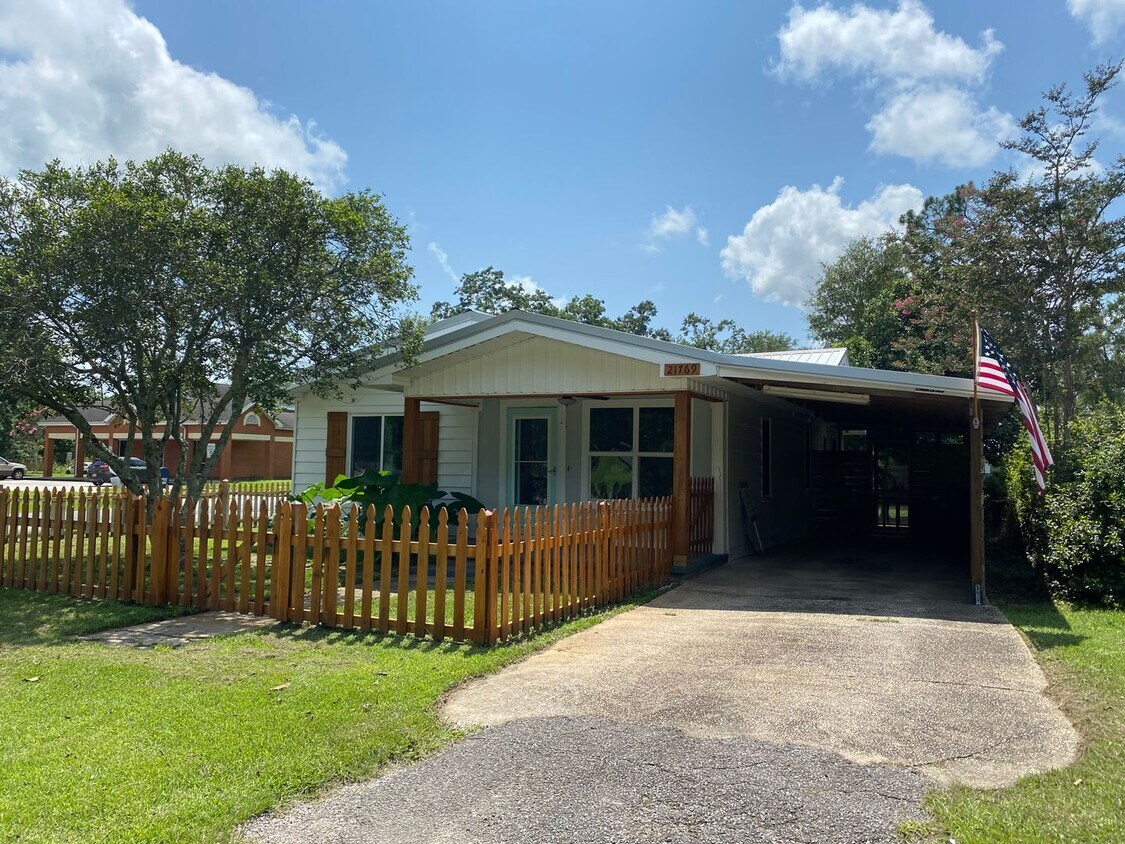 Foto principal - Charming updated 2 Bedroom, 2 full bath ho...