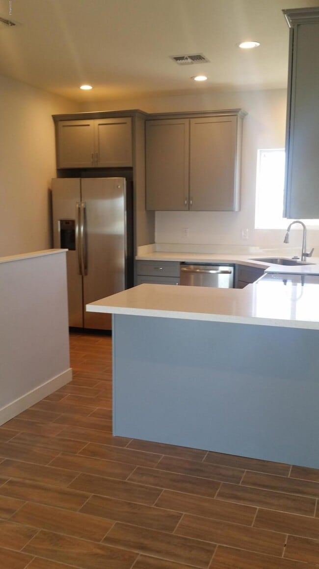 Foto del edificio - 1341 E Polk St