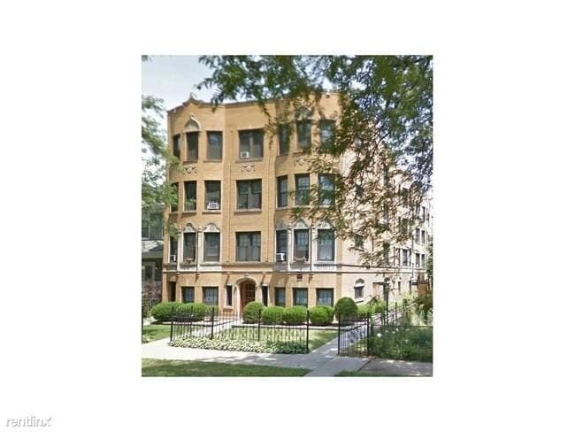 Building Photo - 2450 W Wilson Ave