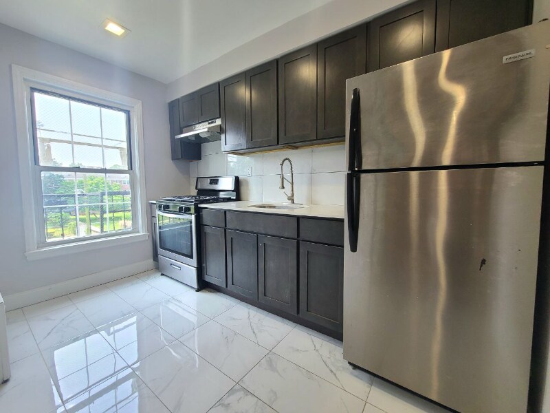 Primary Photo - 2 Beaumont Pl