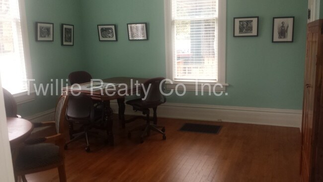 Foto del edificio - House used as Office Space