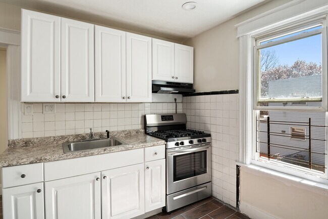 Building Photo - 828 Rhinelander Ave