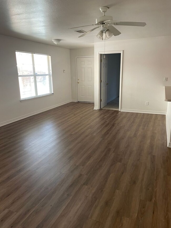 Building Photo - 206 Classic Ct