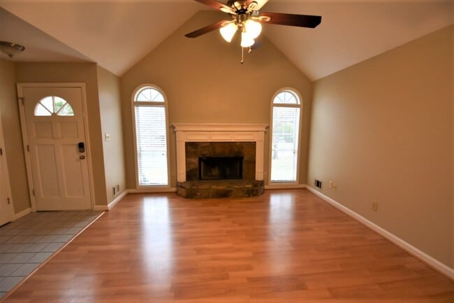 Building Photo - 2185 Chadwick Dr