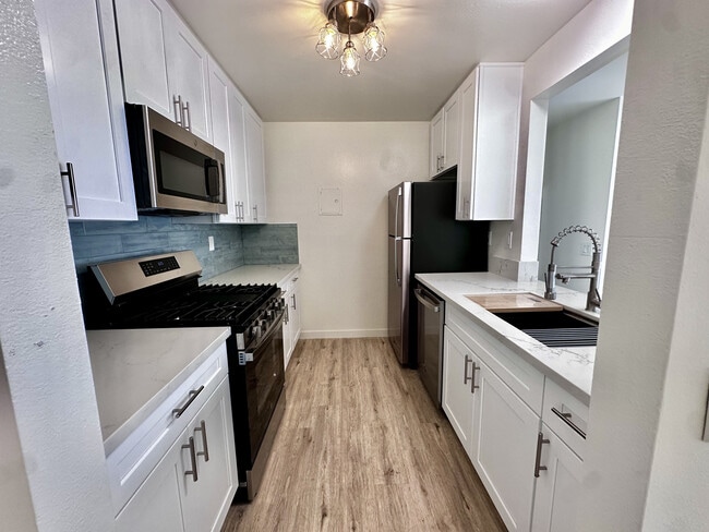 Cocina completamente renovada de 2 habitaciones y 1 baño - Shepard Place