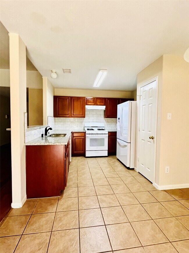 Building Photo - 25330 Barmby Dr