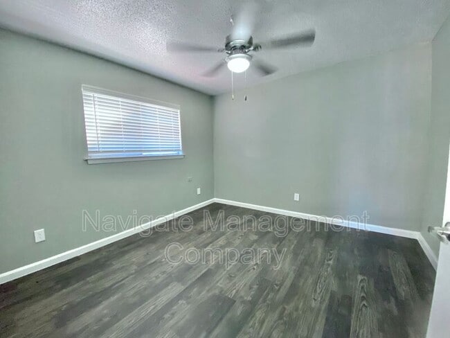 Building Photo - 819 Bluebird Dr