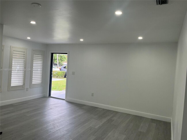 Foto del edificio - 6006 NW 38th St