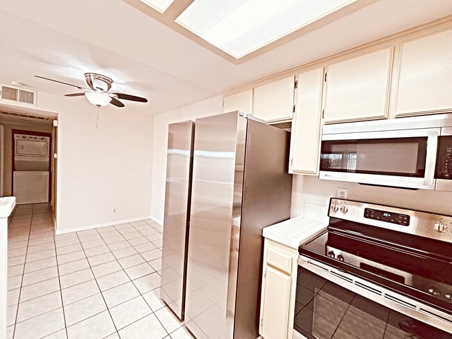 Building Photo - 2425 Cranston Dr
