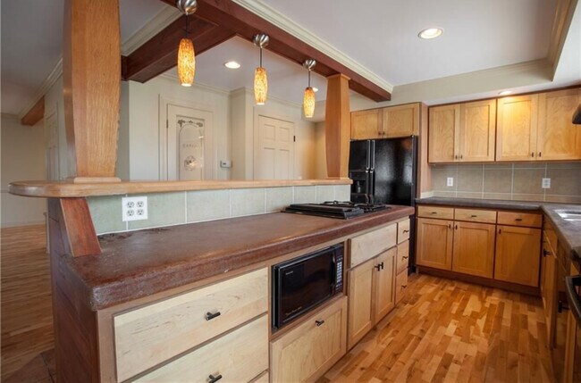 Building Photo - 156 Breezeway Dr