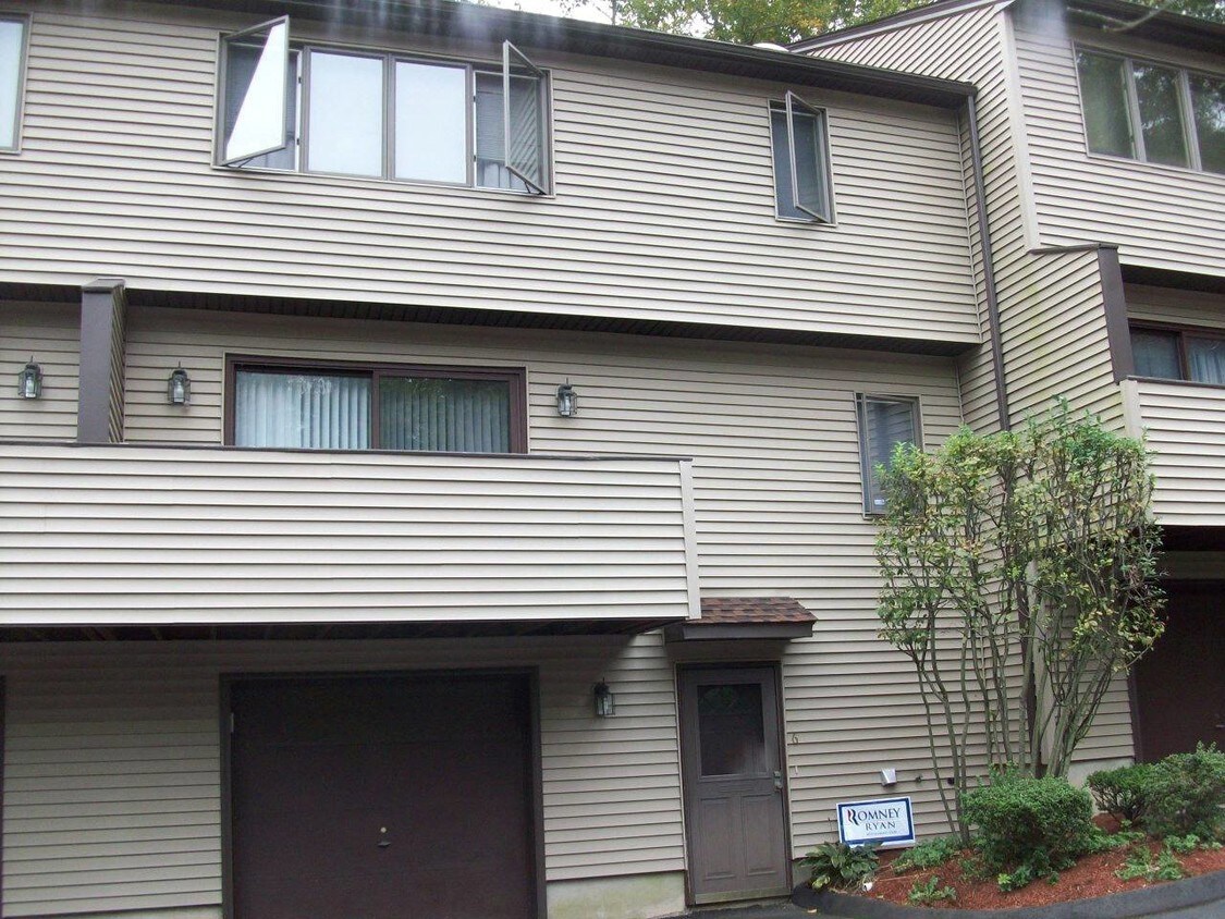 6 Kingswood Manor, Shelton, CT 06484 Townhome Rentals in Shelton CT