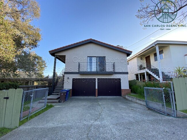 Building Photo - Three Bed Three Bath Home Walkable to Downtown Monterey