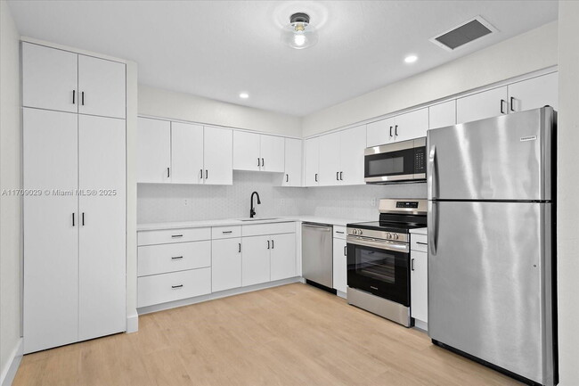 Building Photo - 1633 Dewey Street Apt #1, Hollywood, FL 33...