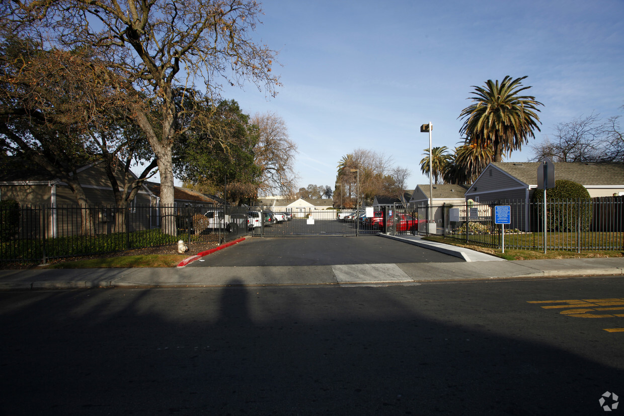 Building Photo - Forrest Palms Senior Center