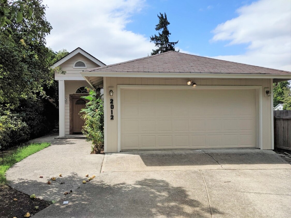 Foto principal - Large Remodeled 5 bed/3.5 bath with Attach...