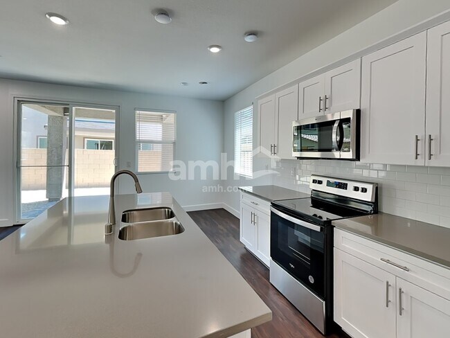 Foto del edificio - 8943 Carmine Cob Ave