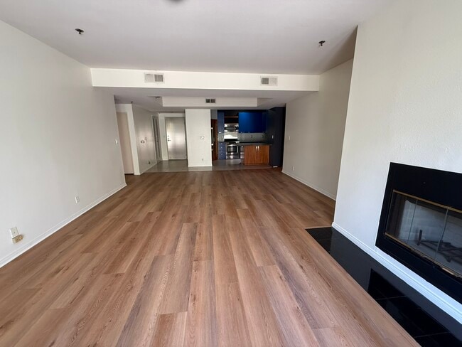 Building Photo - 2222 N Beachwood Dr