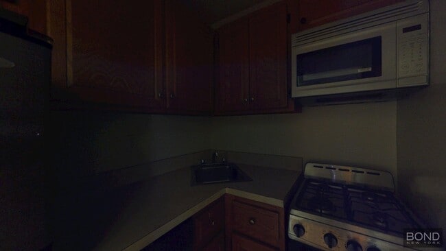 Building Photo - 107 W 69th St