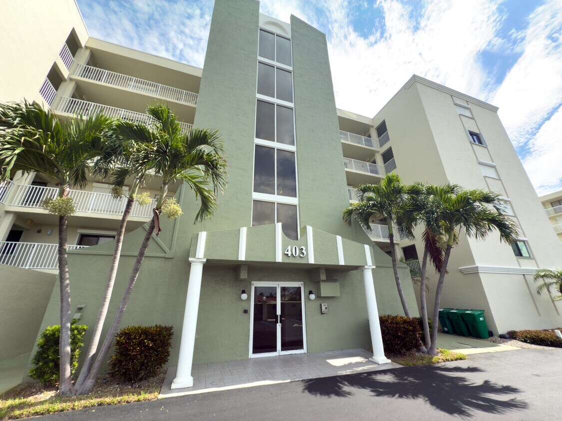 Primary Photo - Oceanfront 3 bedroom, 2 bathroom condo!