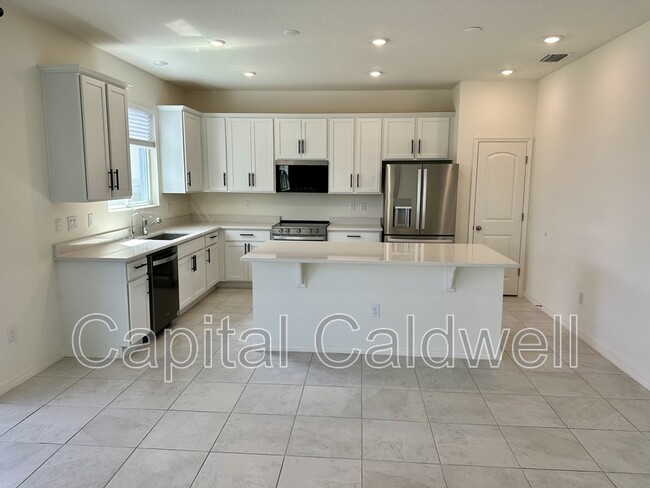 Building Photo - 37450 MacKenzie Dr