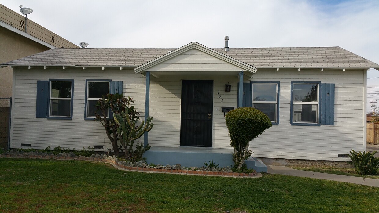 front view - 307 E Mills Dr