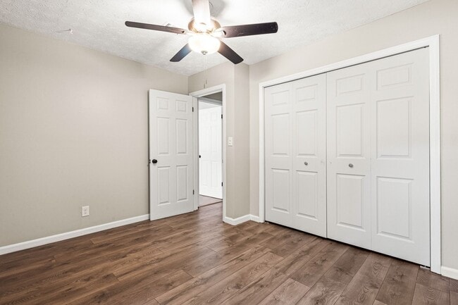 Foto del edificio - 8586 Creekwood Way