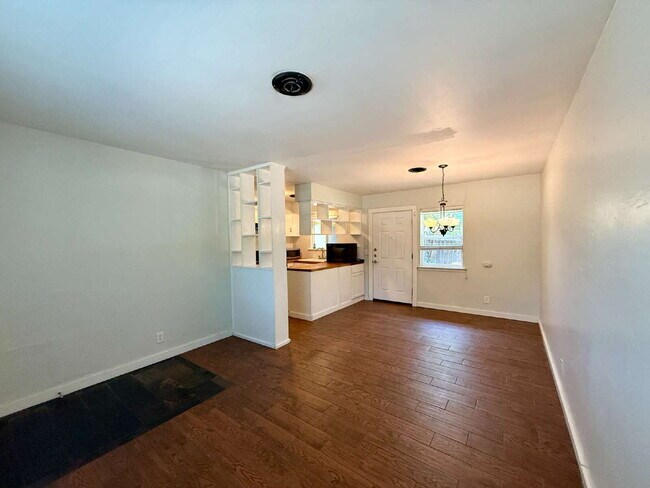Foto del edificio - Updated 2-Bedroom Duplex in the Heart of C...
