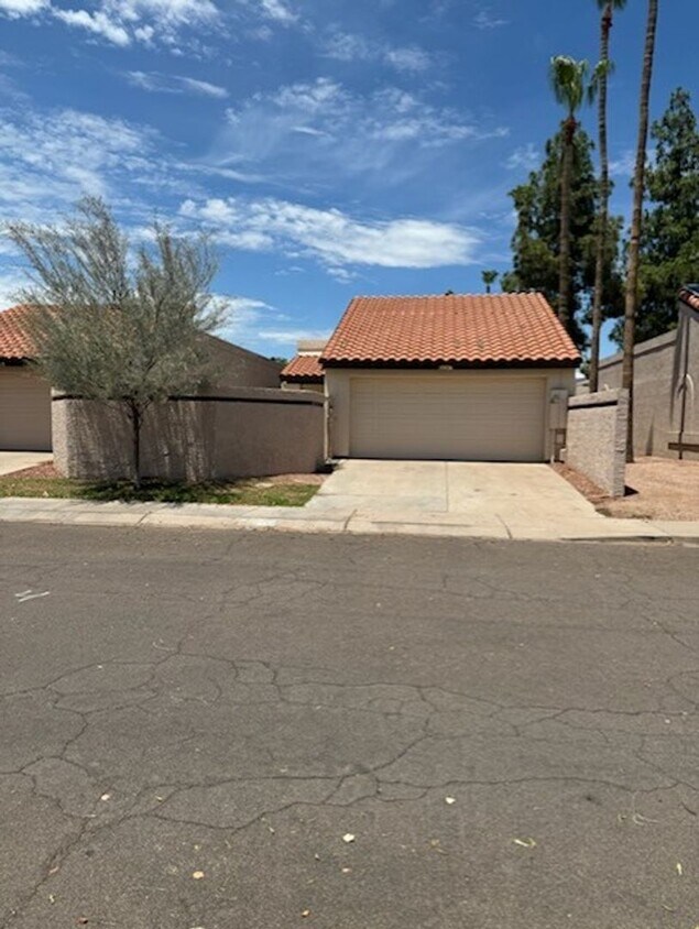 Primary Photo - Scottsdale Emerald patio home available!