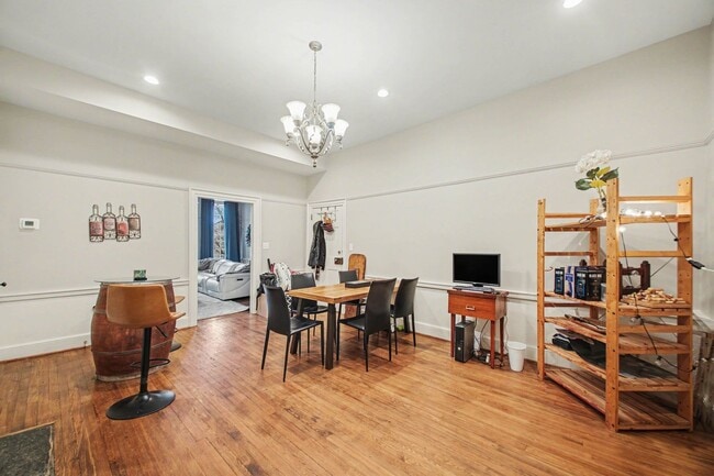 Building Photo - Stunning Apartment in the Heart of Downtown