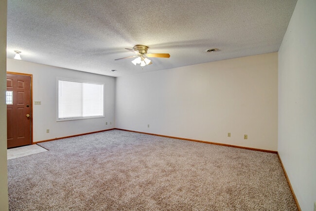 Building Photo - Close to Ft. Riley!!