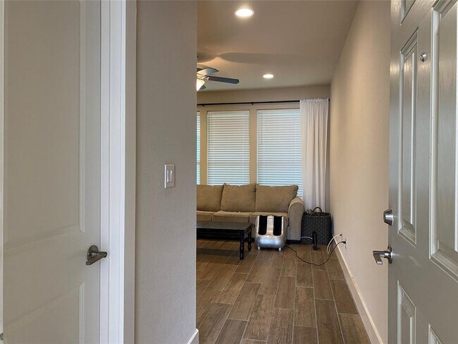 Foto del edificio - 351 Madison Oaks Ave