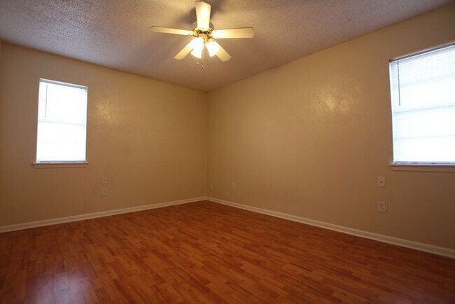 Building Photo - Available Now! 2 bedroom 1 bath rental in ...