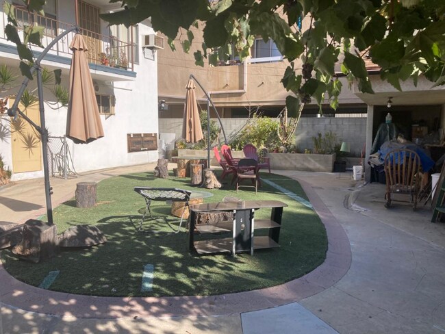 Building Photo - 1037 E Spazier Ave