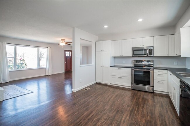 Building Photo - 115 S Rainbow Rd
