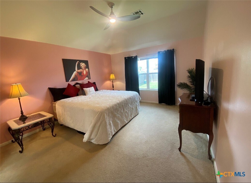 Foto del edificio - 5704 Meadow Wood Dr