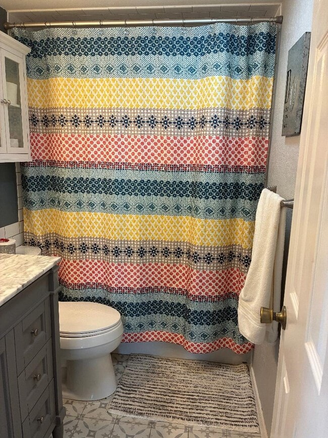 Main bathroom on 1st level - 2108 Blueberry Ln