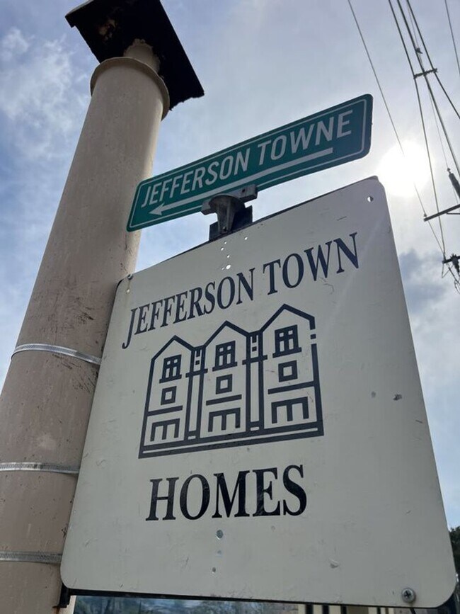 Foto del edificio - Beautiful 2 Bed, 2.5 Bath townhome on Jefferson Hwy