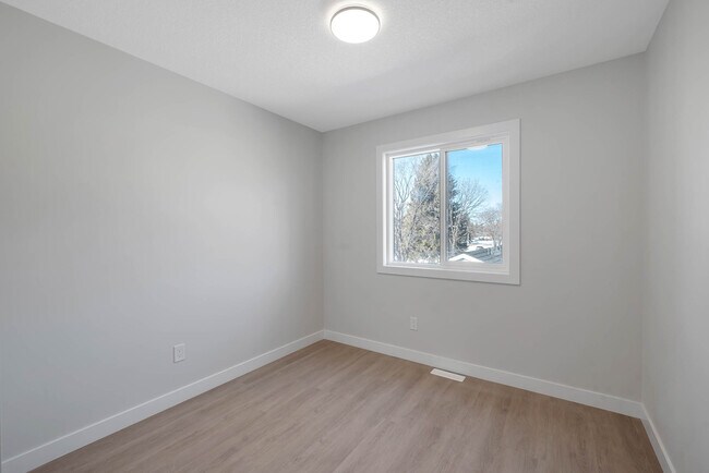 Building Photo - 15211 109 Ave NW