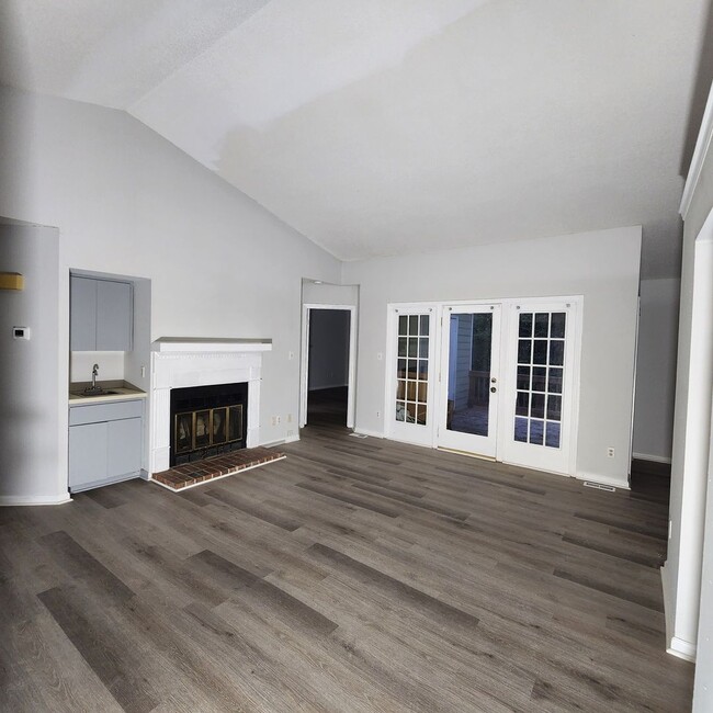 Building Photo - 3 Bedroom Townhome For Rent