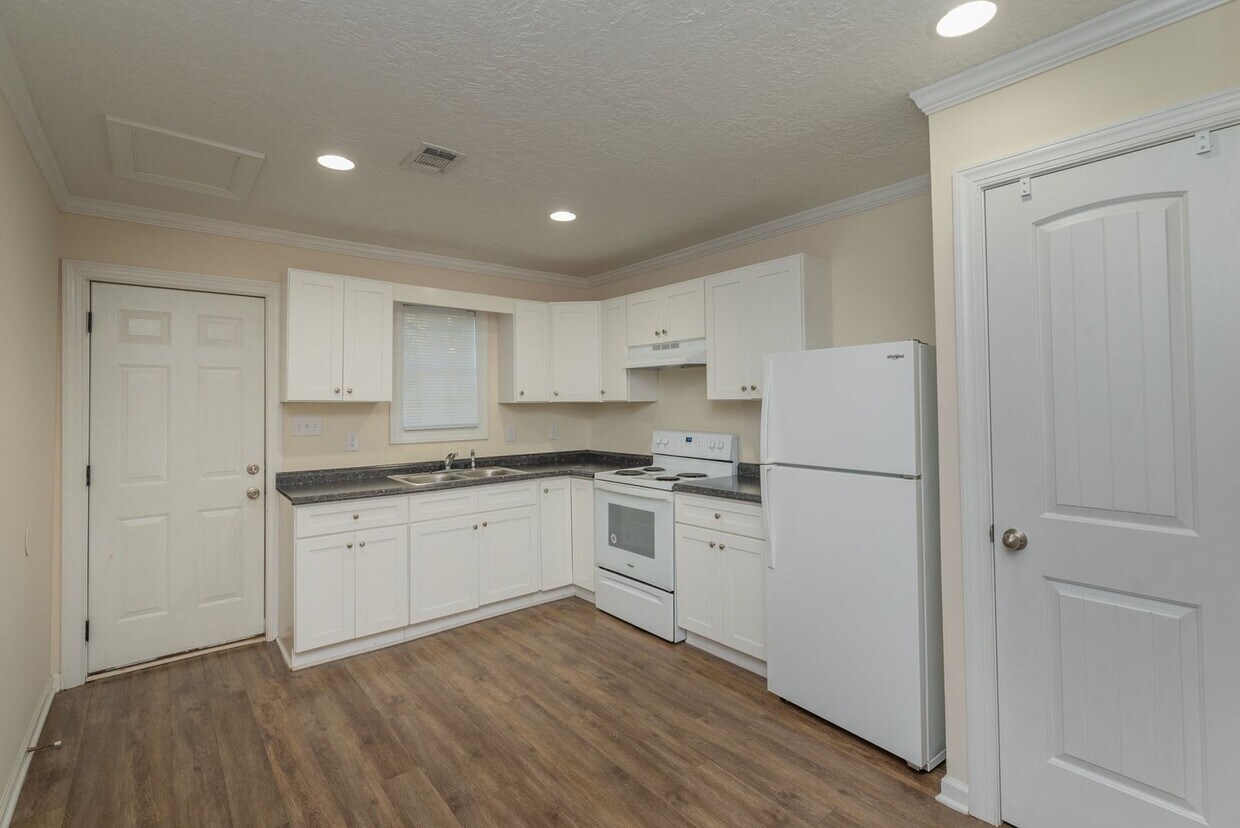 Foto principal - $1000 - 2 bed/1 bath single-family home fo...