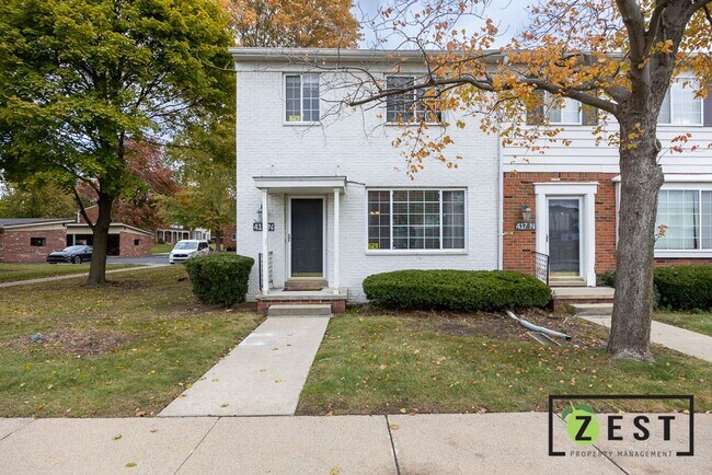 Building Photo - Beautiful 2 Bed 1.5 Bath Townhome available August 15th!