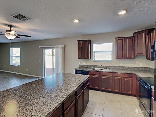 Foto del edificio - 6804 Trent Creek Dr