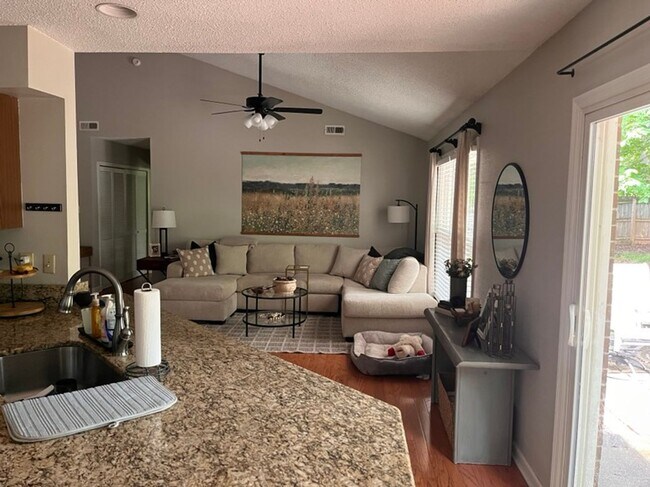 Foto del edificio - Knoxville 37922, 3 bedroom, 2 bath home with a lot of storage - Call Susan Niedergeses (865) 300-...